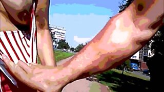 검정 머리 소녀 놀이 와 그녀 자신